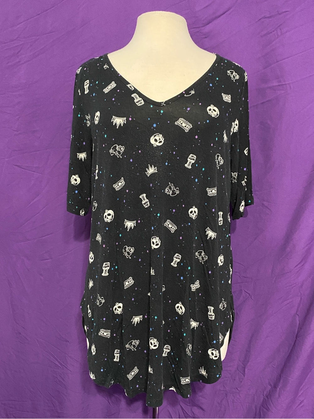Disney Villains Black V-Neck Short Sleeve Top with Blue/Purple Accents. Size 1X.
